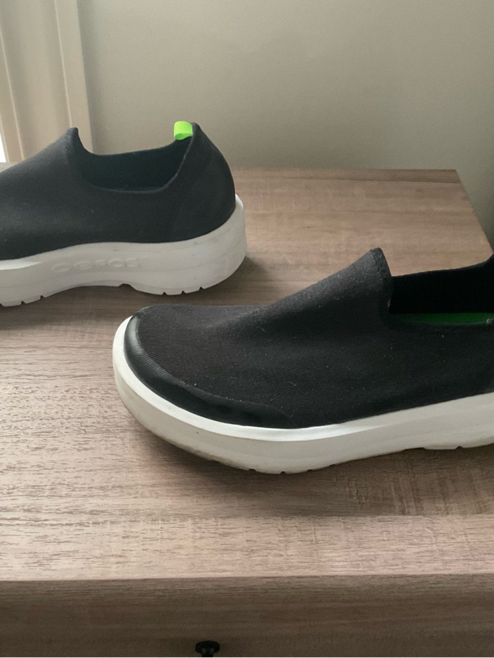 OOFOS OOmg Eezee low Black Slip-On Athletic Shoes.  Gently used SZ 7.5 - Picture 4 of 8